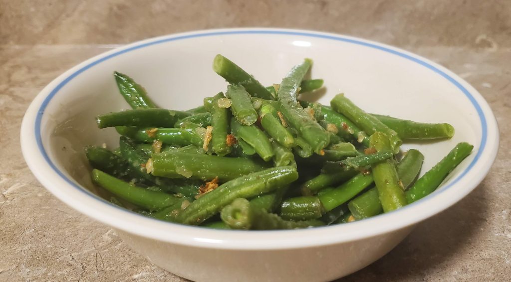 White bowl with seasoned green beans